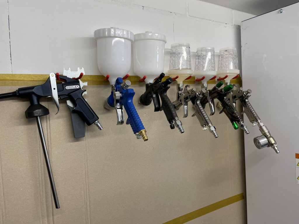 Lackierpistolen, ordentlich aufgehängt und bereit zur Nutzung